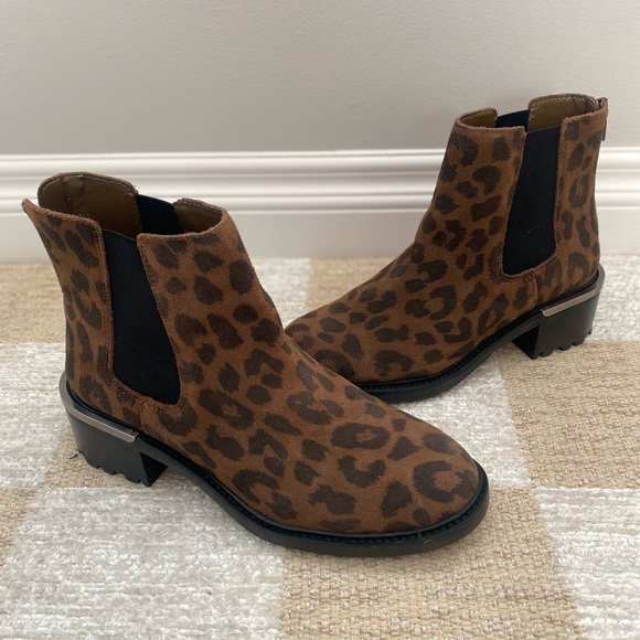 Vince Camuto Suede Chelsea Boots Kelivena Leo Leopard Ankle Boots 8.5M - Picture 1 of 8